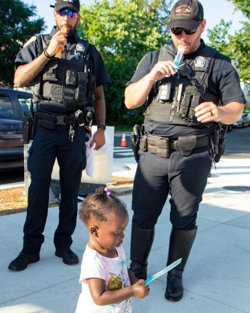 She Walked Up to the Cops with a Freezer Pop—and a Note from Her Mom