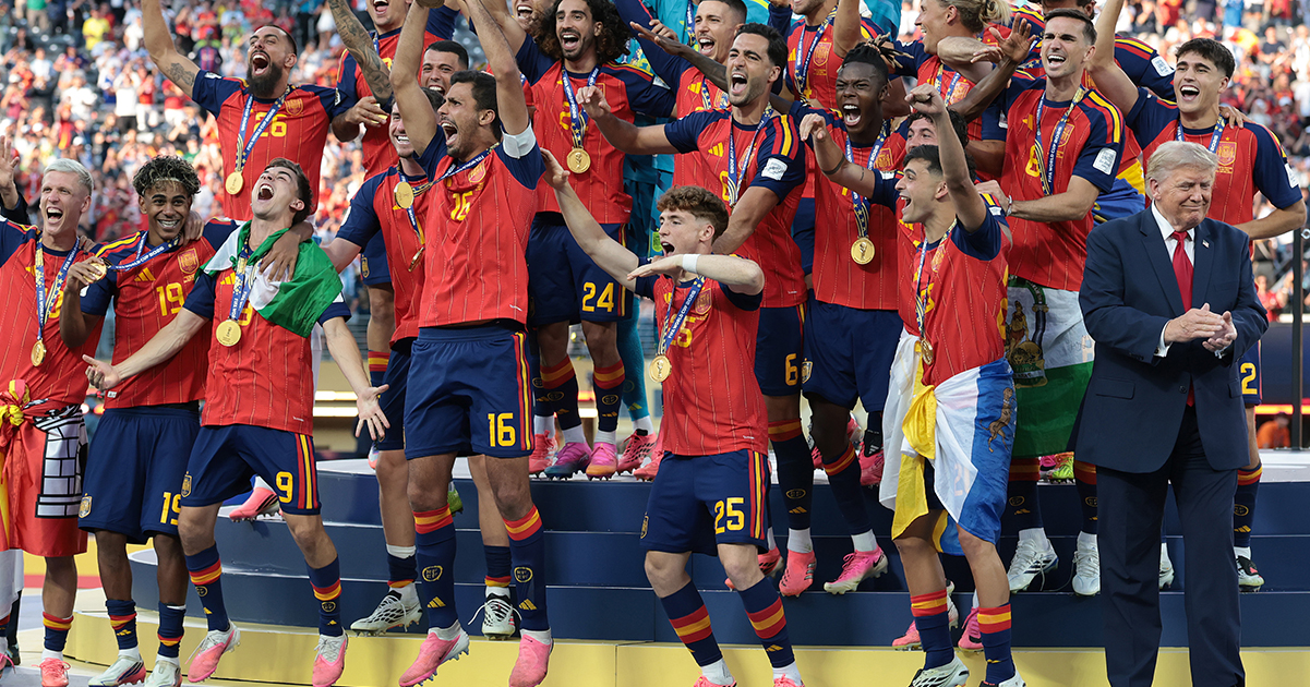 Body Language Analyst Explains Trump's Decision to Stay During Spain's World Cup Celebration